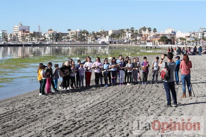 Un 'SOS' gigante para el Mar Menor formado por escolares en Villananitos