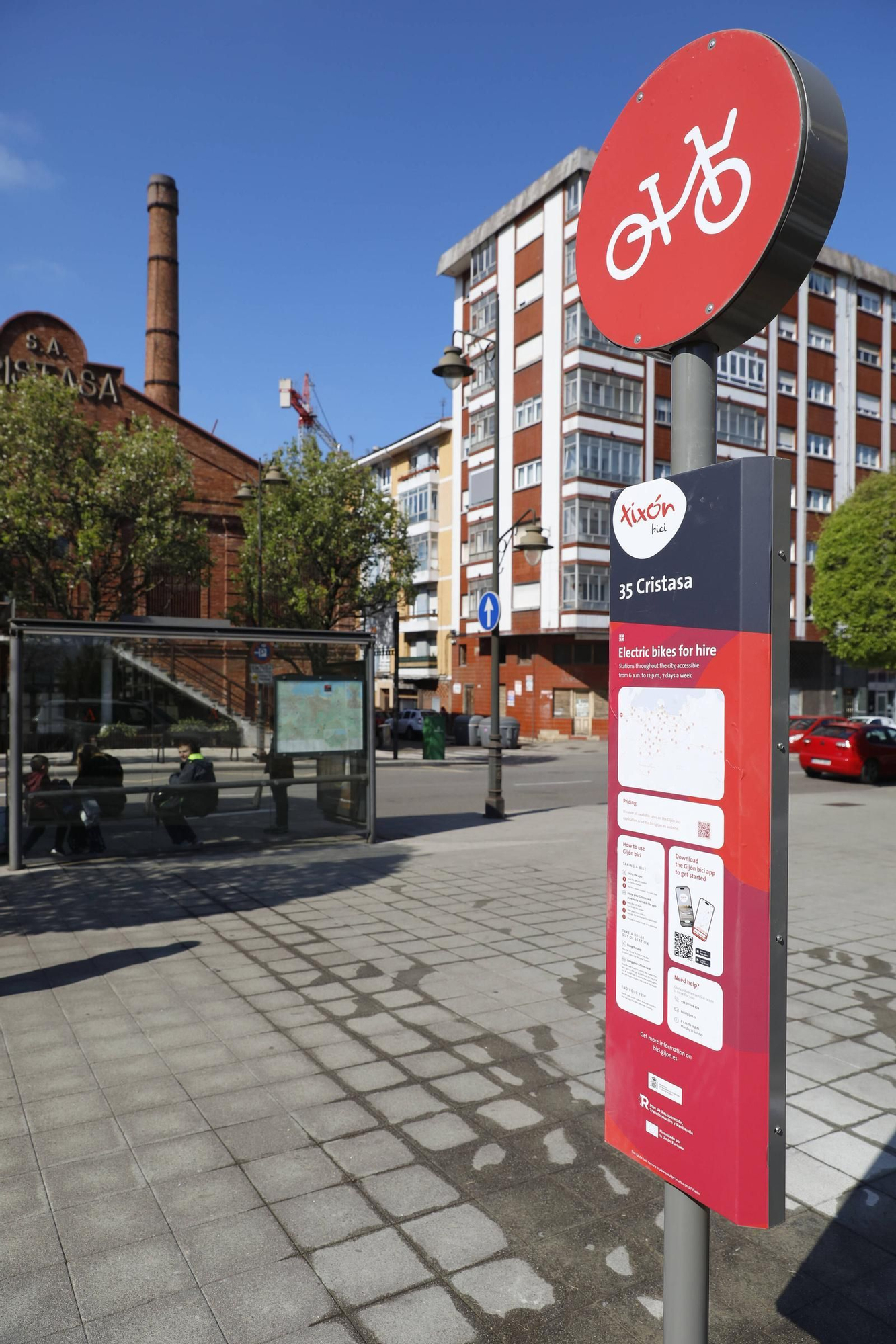 En imágenes: Arranca la instalación de las nuevas estaciones de la red de bicicletas eléctricas en Gijón