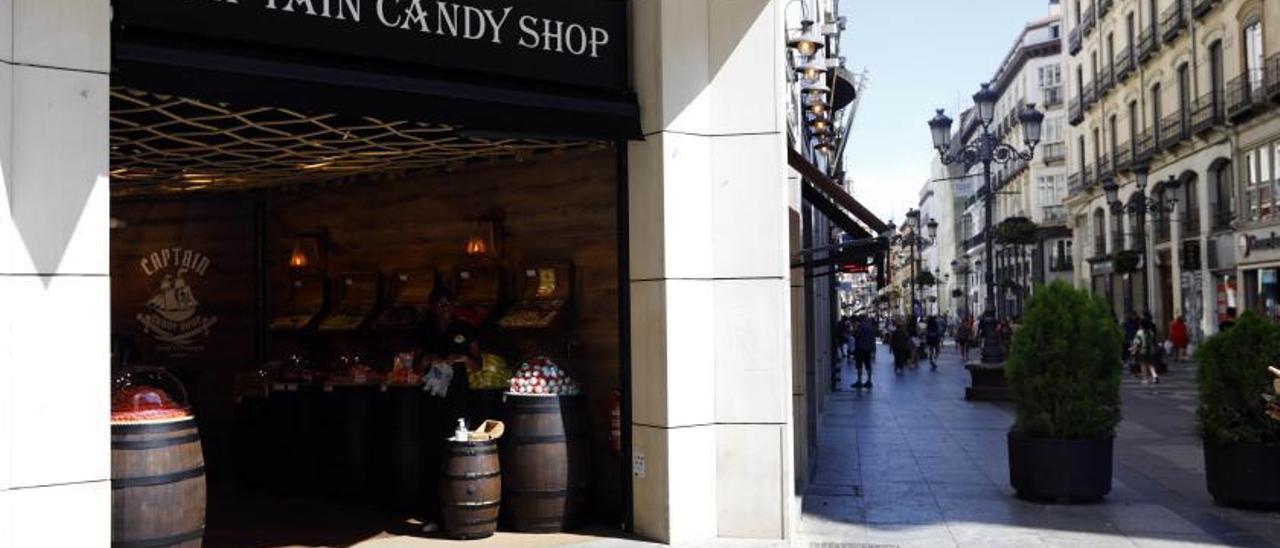 Captain Candy Shop, conocida por ofrecer golosinas de tamaño XXL, es uno de los últimos negocios que han aparecido en esta céntrica calle de Zaragoza.