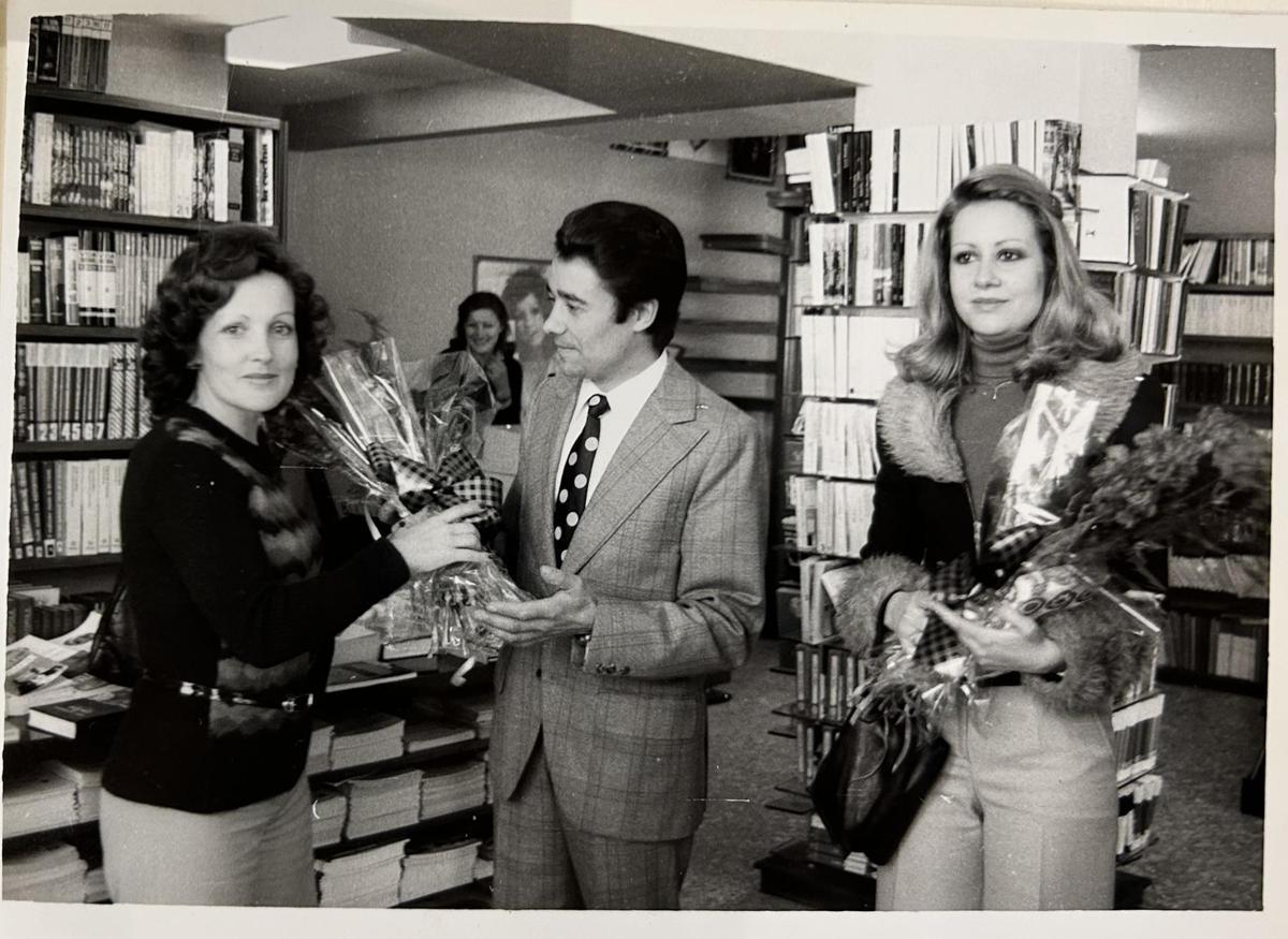 Ana Kiro, Xesús Couceiro e María Kosty o 10 de decembro na libraría Couceiro da Rep. do Salvador número 9 durante unha sinatura de discos