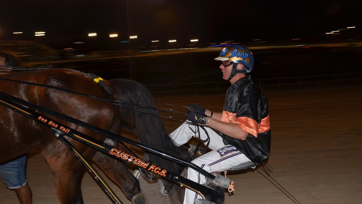 Björn Goop tras su victoria con Invictus Grif en el Hipòdrom Son Pardo