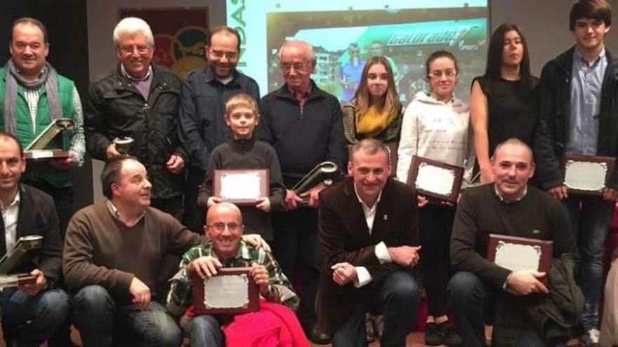 Los premiados en la XI Gala del deporte de Parres posan para la foto de familia, ayer, en la Casa de Cultura de Arriondas, tras recibir sus galardones.