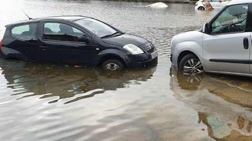 Una tromba de agua deja varios vehículos atrapados en Castellón