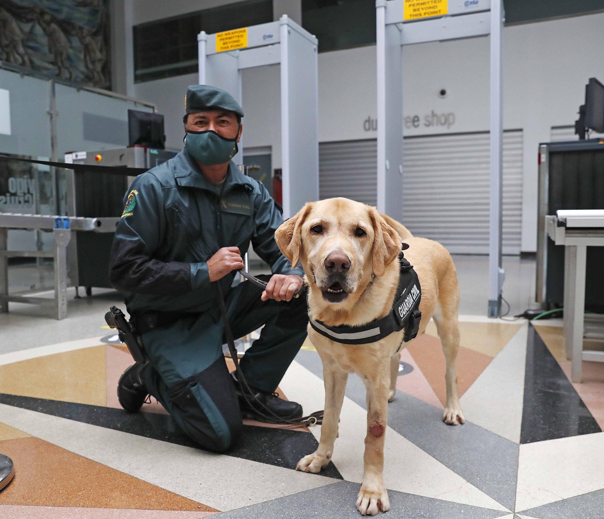 El jefe del grupo Cinológico Fran Varela, con Homer, en la Estación Marítima de Vigo.