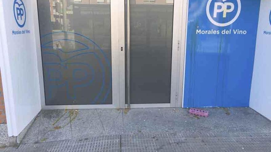 Entrada a la sede del PP, en Morales, tras el lanzamiento de huevos.