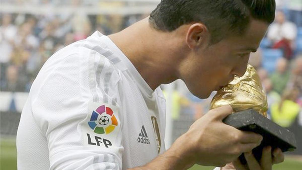 Cristiano Ronaldo besa su cuarta Bota de Oro