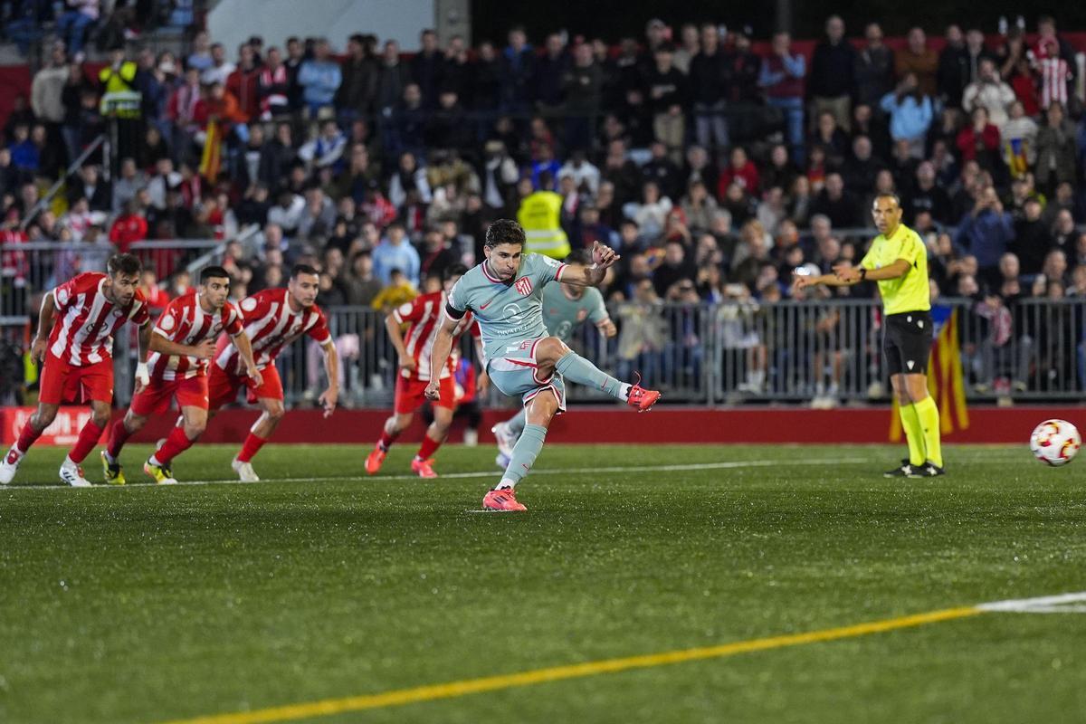 Julián Álvarez marcó dos tantos frente al Vic en Copa del Rey
