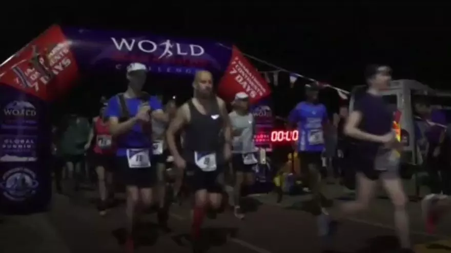 Un grup d'atletes corre 7 maratons en set continents durant set dies consecutius