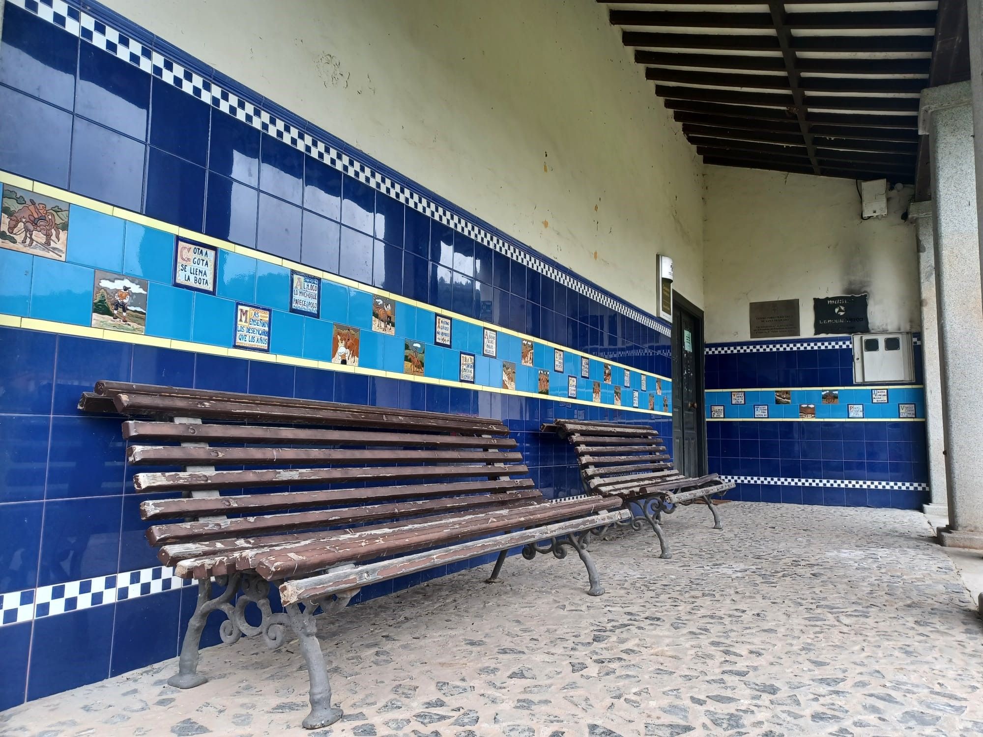&quot;El Quijote&quot; de las escuelas indianas de Sama: así es el azulejado único en Asturias del antiguo centro escolar