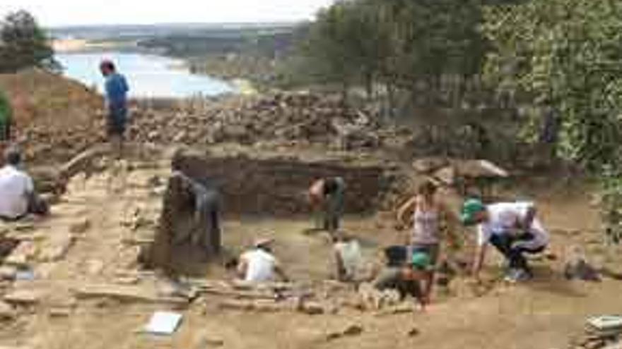 Una de las campañas arqueológicas llevadas a cabo hace años en el yacimiento &quot;El Castillón&quot;, en Santa Eulalia de Tábara. Foto L. O. Z.