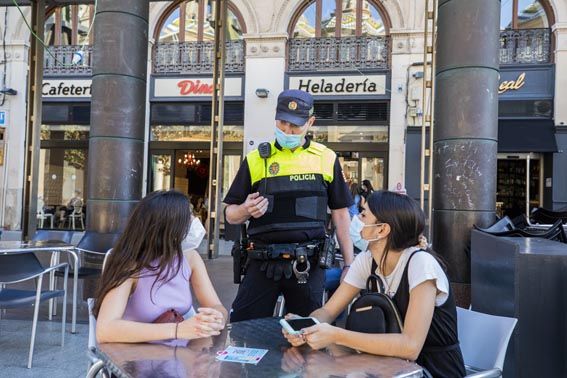 15-07-2020. Un polic�a local informa sobre la obligatoriedad de llevar mascarilla en las terrazas.jpg