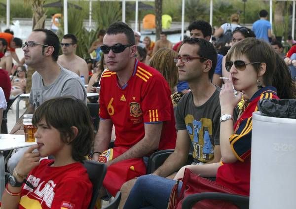 La afición zaragozana apoya a España en su debut en Las Playas