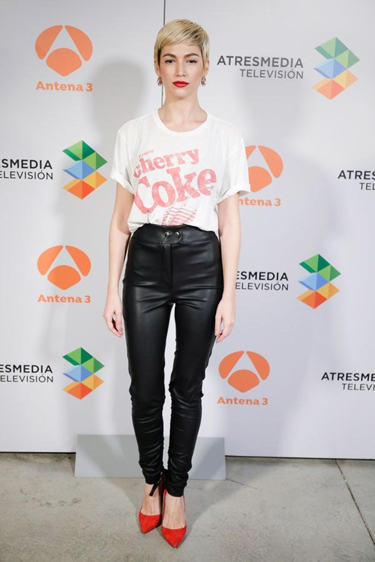 El look de Úrsula Corberó con camiseta, pantalones de cuero y zapatos rojos