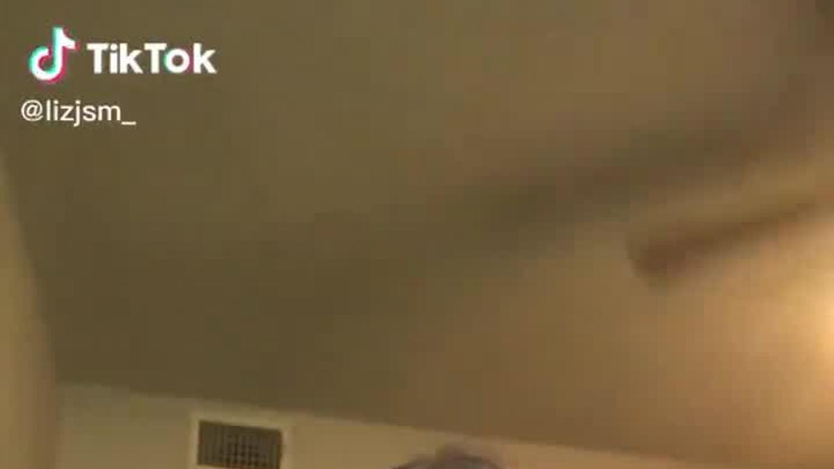 Se graba un Tik Tok cantando y su madre le pega un susto... ¡cayéndose del techo!