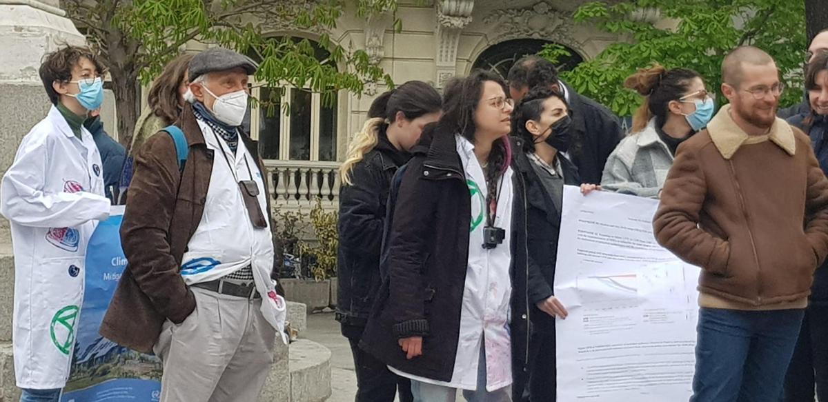 El científico de la FAO, José Esquinas (con mascarilla blanca y gorra gris) en la manifestación de esta mañana, momentos antes de ser detenido por la policía.