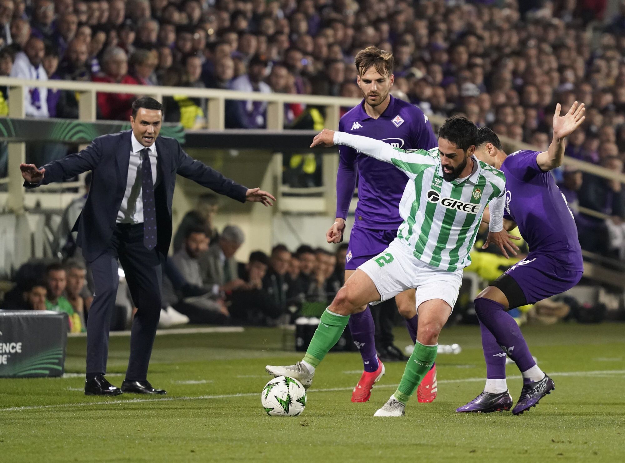 Isco del Betis lucha por el balón con Rolan Mandragora de la Fiorentina durante el partido de fútbol de la Liga de Conferencias de la UEFA entre la Fiorentina y el Betis en el estadio Artemio Franchi en Florencia.