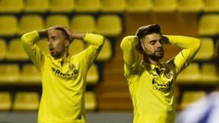 Dos jugadores del Villarreal B se lamentan de una ocasión perdida esta temporada.