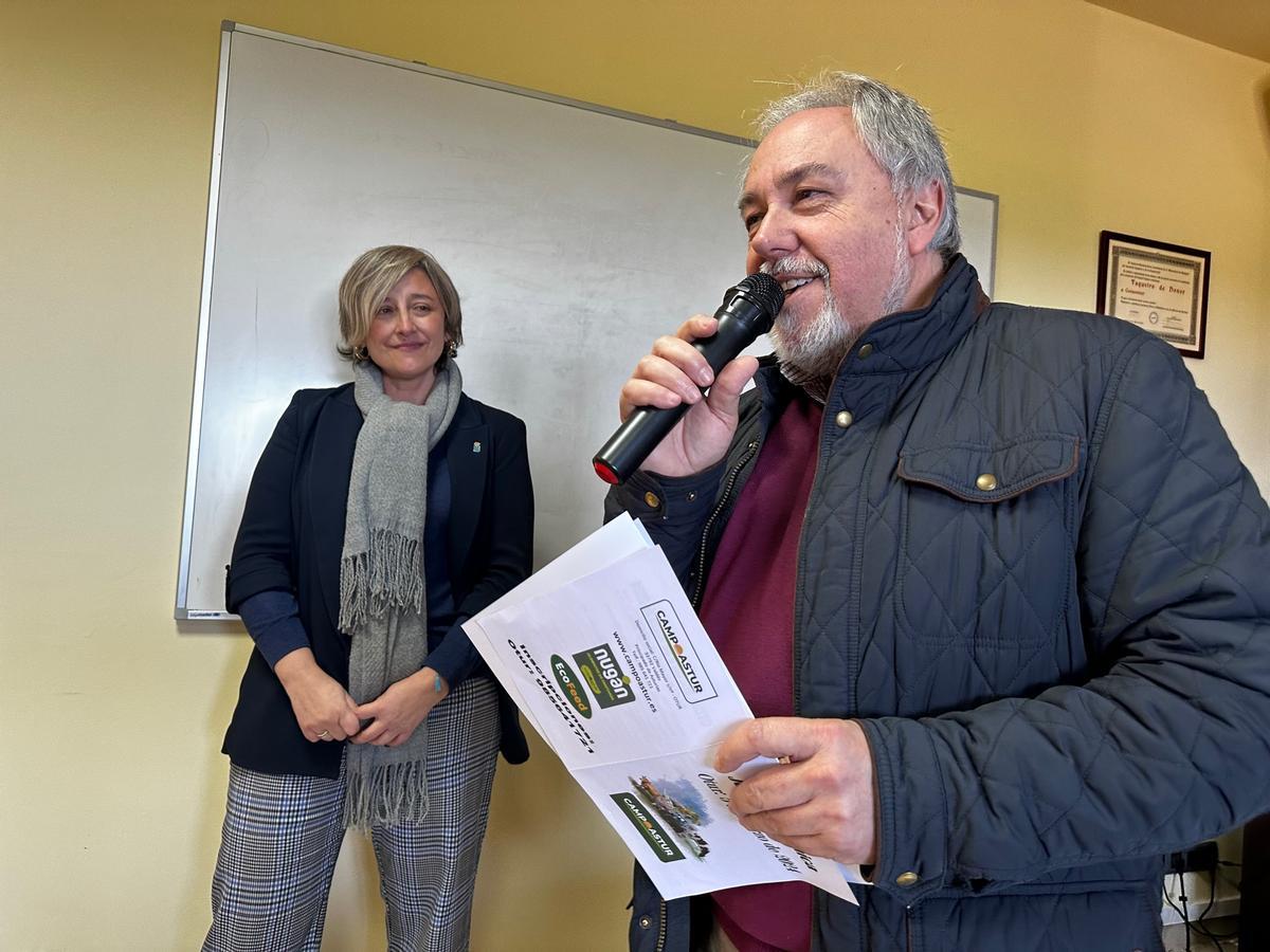 Javier Fernández, director técnico de la cooperativa Campoastur de Otur, con la directora general de Producción Ganadera, Rocío Huerta.