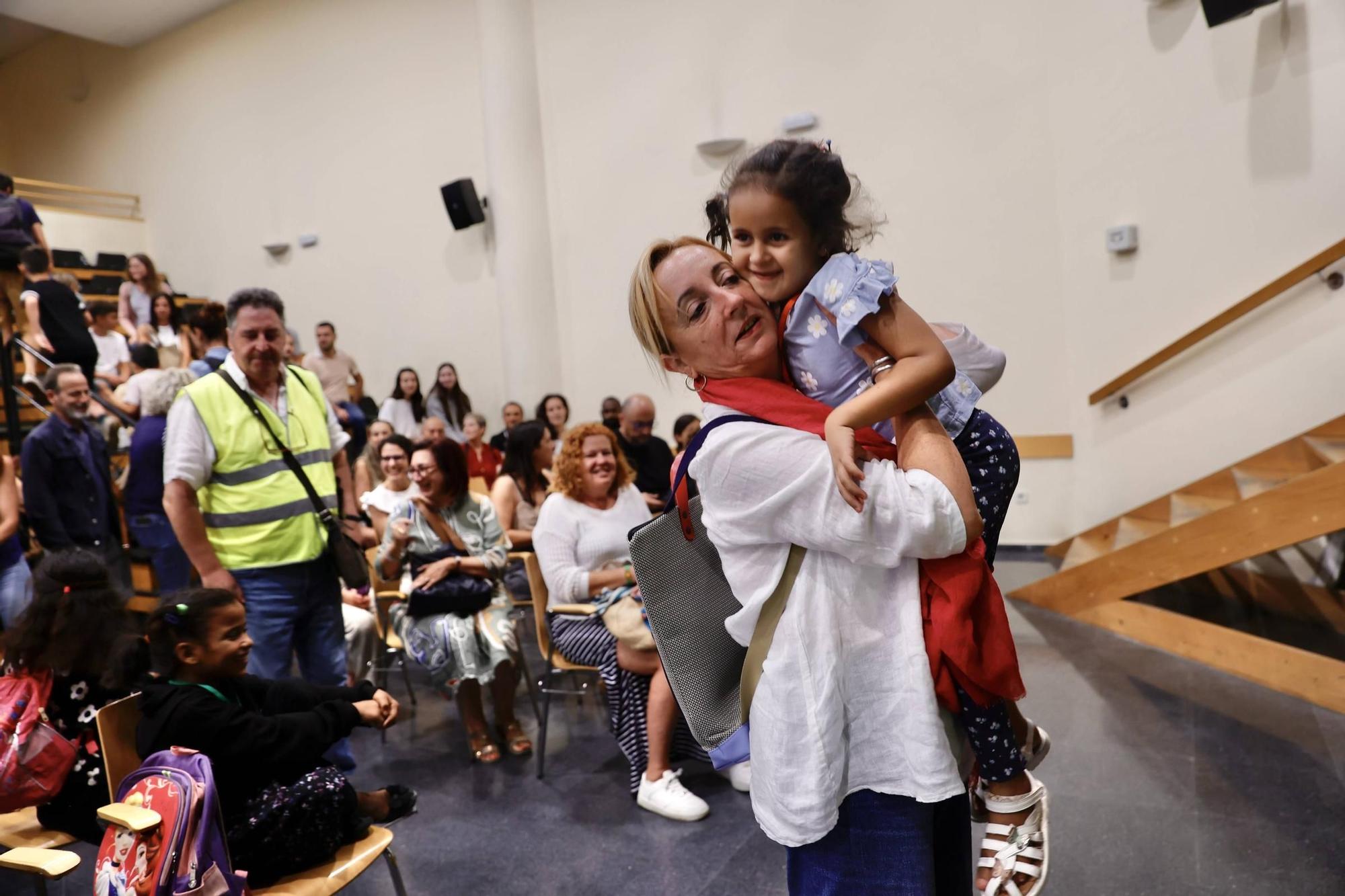 EN IMÁGENES: la llegada a Avilés de los niños saharauis del programa "Vacaciones en paz"