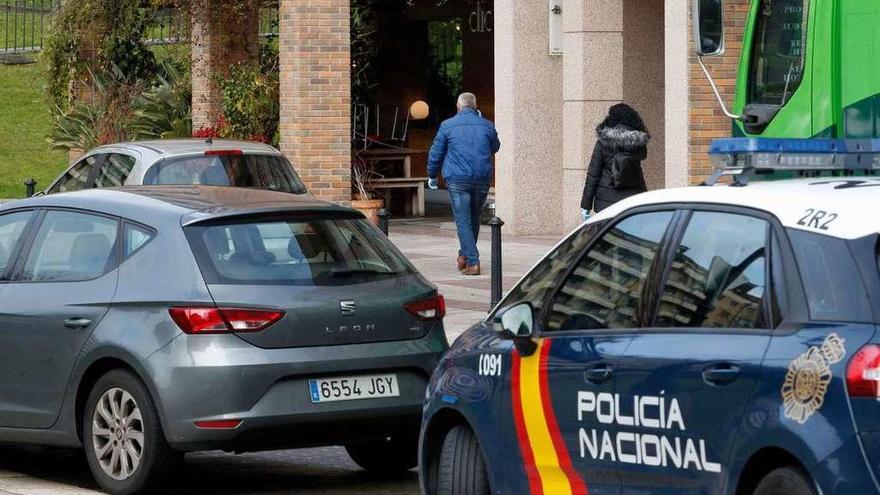 Agentes de la Policía Nacional junto al local en el que se produjo el apuñalamiento.