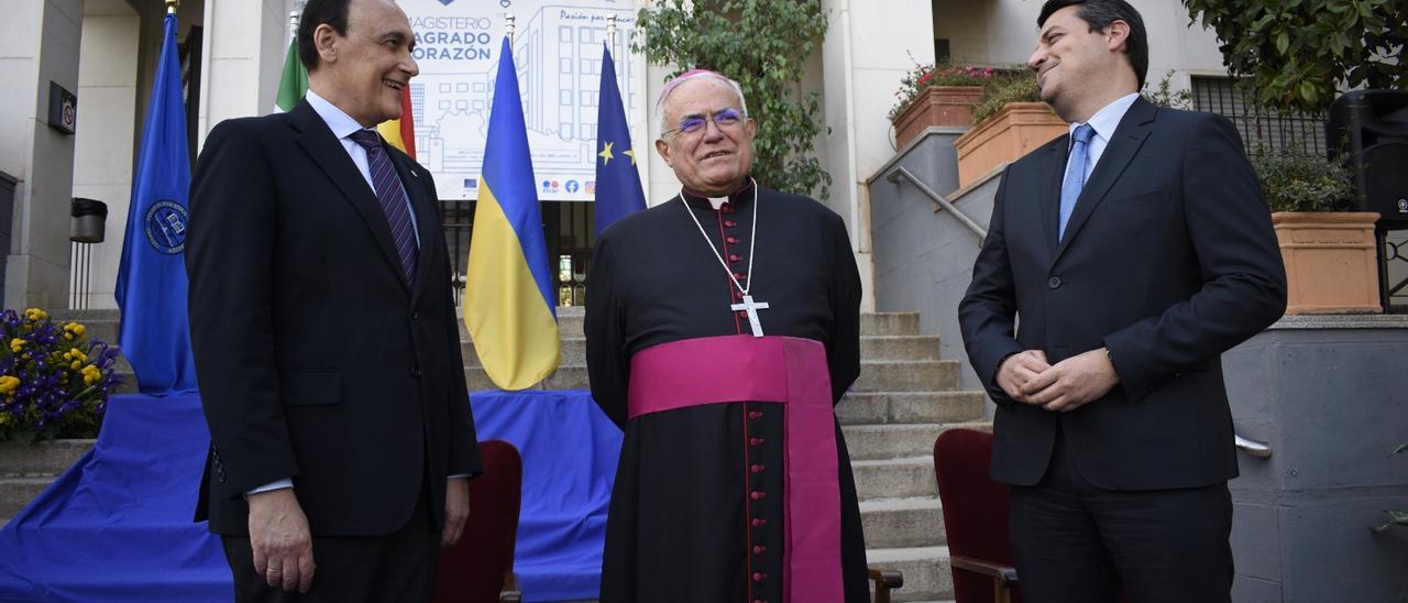 El rector de la Universidad de Córdoba, José Carlos Gómez Villamandos, junto al Obispo Demetrio Fernández y el alcalde de Córdoba, José María Bellido