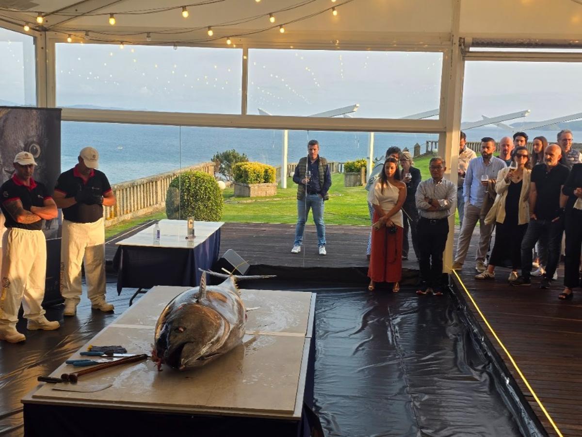 La exhibición de «ronqueo» de atún rojo realizada por Novomar Arousa en O Grove fue un éxito.