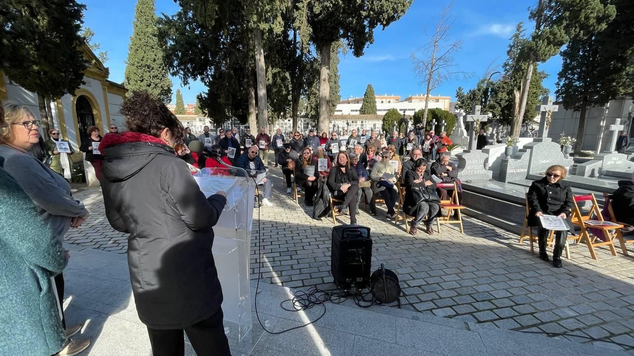 Acto en memoria de las víctimas del franquismo en el cementerio de la Salud