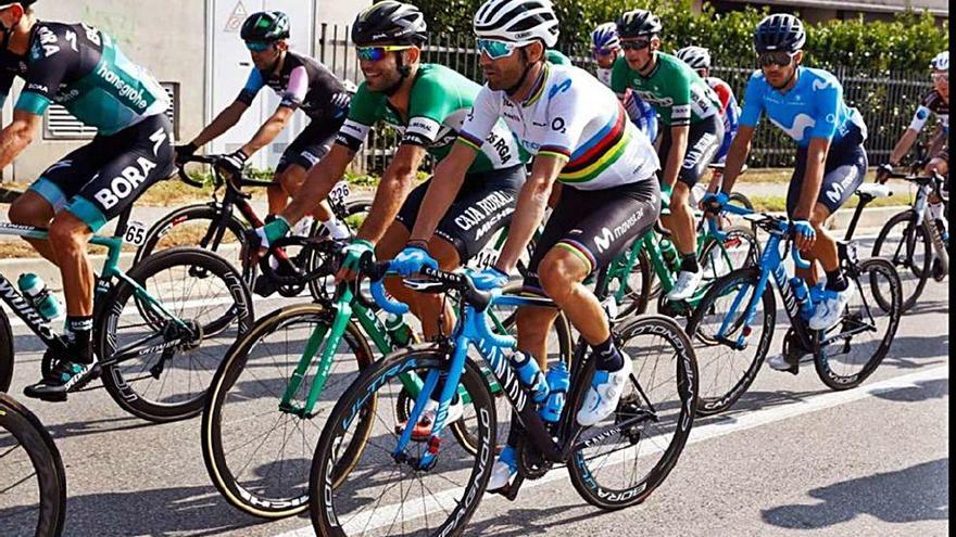 Lluís Mas y Alejandro Valverde rodando juntos ayer.