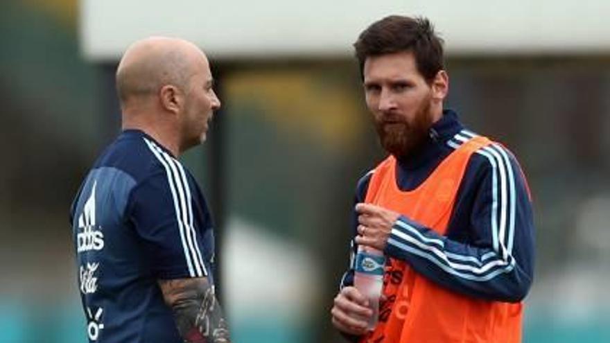 Jorge Sampaoli parla amb Leo Messi durant un entrenament