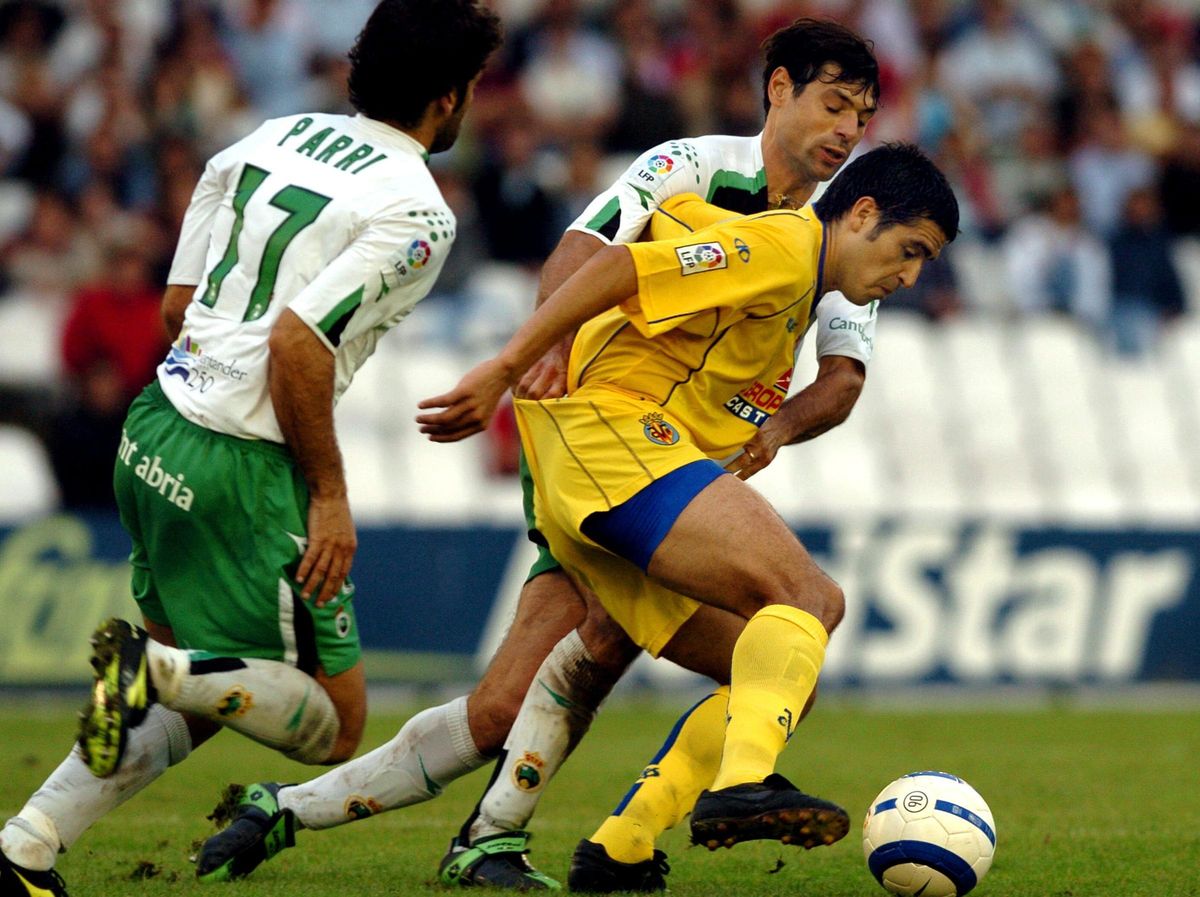Pierini contra Riqueme en un Racing-Villarreal.