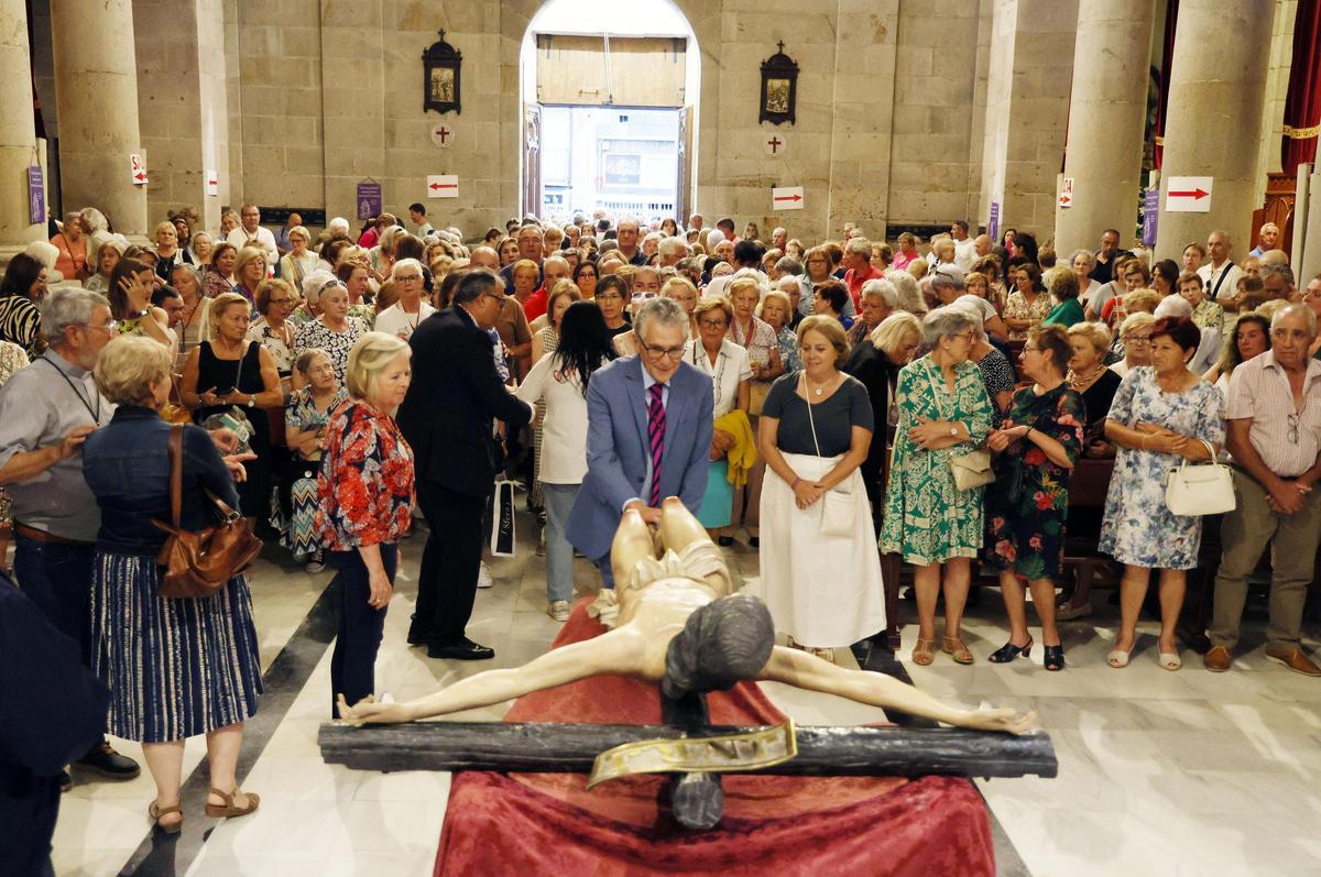 Los vigueses reciben al Cristo de la Victoria