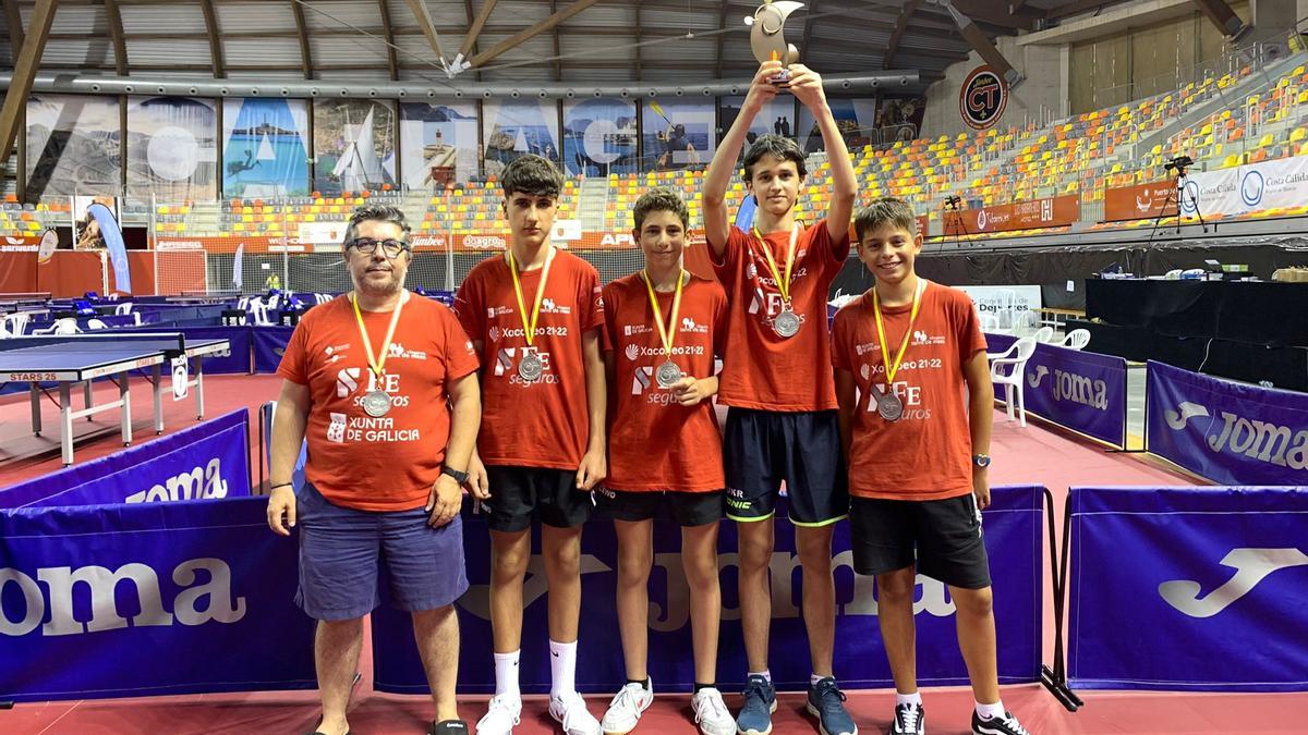 El presidente Antonio Castro con los jugadores que alcanzaron la medalla de plata nacional.