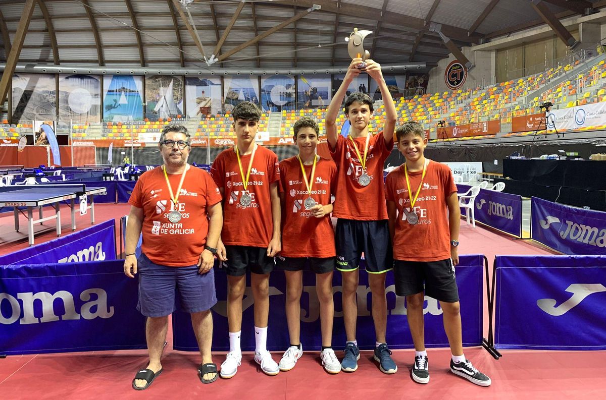 El presidente Antonio Castro con los jugadores que alcanzaron la medalla de plata nacional.