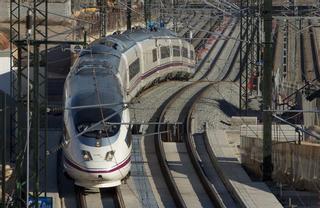 Detenidos en Albacete cinco trenes AVE con 1.500 viajeros a bordo a causa de la nieve