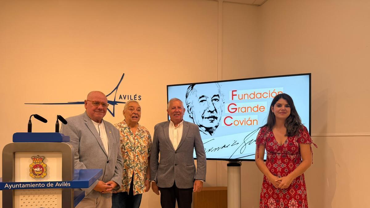 Carlos M. Guardado, María Josefa Sanz, Justo G. Castrillón y Raquel Ruiz, en el Ayuntamiento.