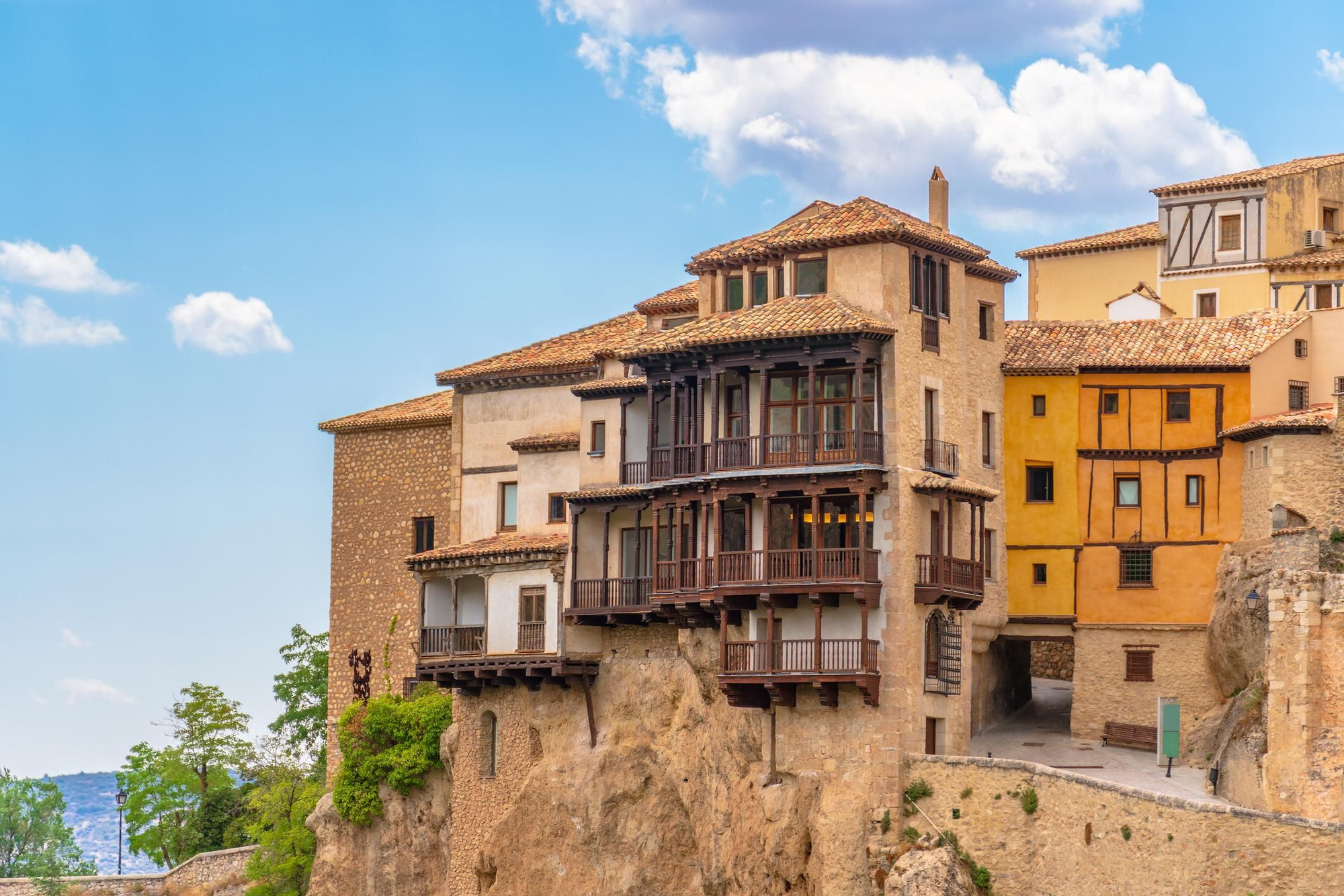 Las famosas casas colgadas de Cuenca nos recuerdan mucho a otras casas colgantes de Europa