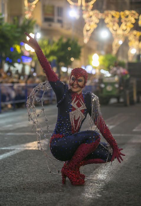 El desfile folclórico internacional de las Hogueras de Alicante llena de color las calles de la ciudad