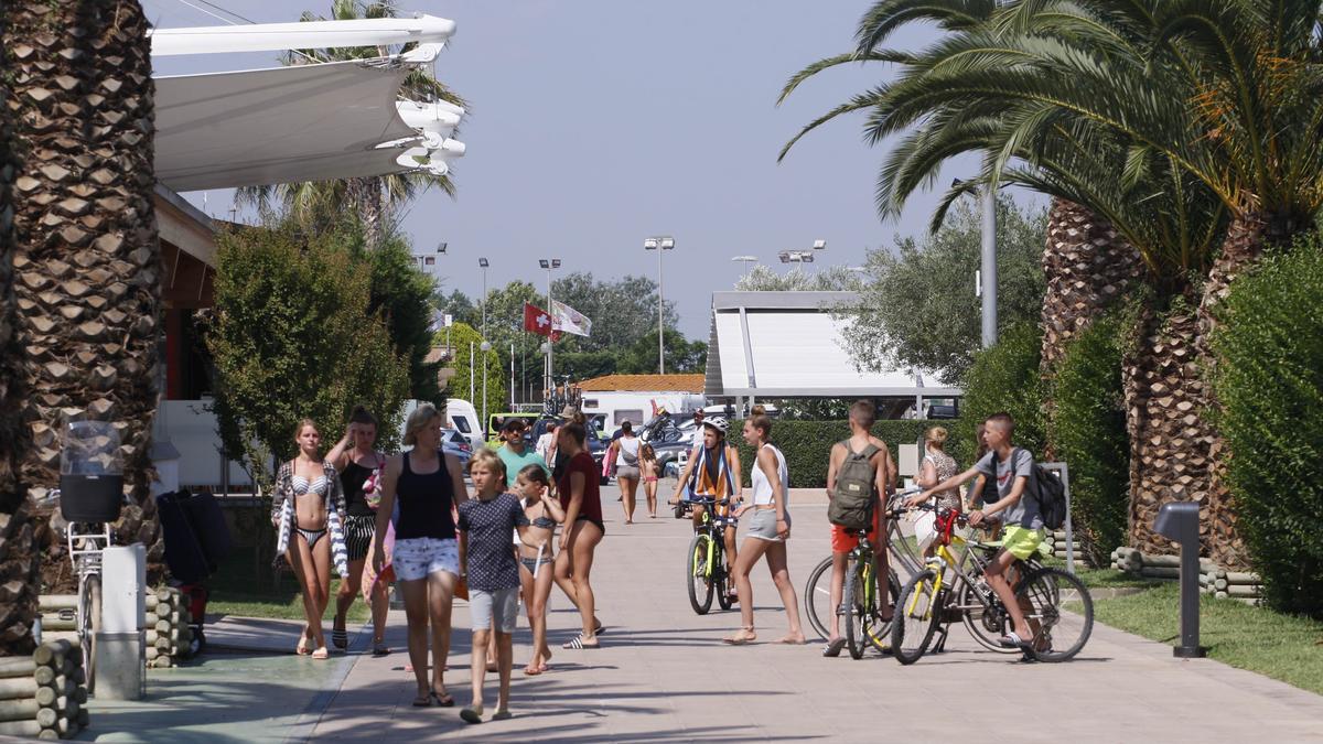 Turistes en un càmping de Sant Pere Pescador, en una foto d&#039;arxiu.