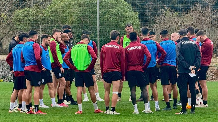 La plantilla escucha a Julián Calero antes de un entrenamiento de esta semana.