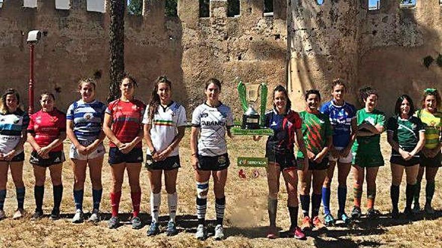 Presentación de la Copa de la Reina de Alzira, con Paula Medín a la izquierda del trofeo