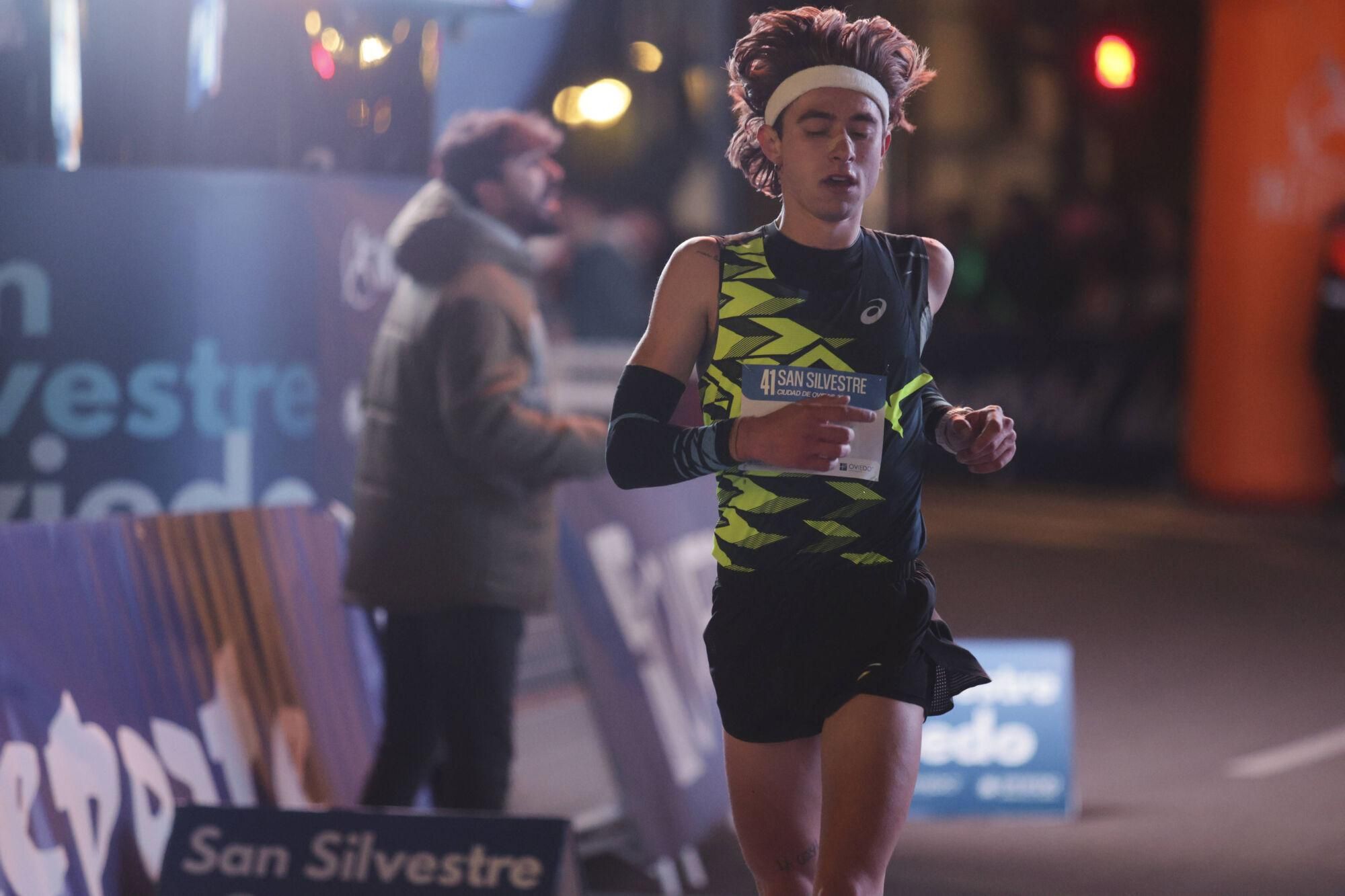 EN IMÁGENES: Alejandro Onís y Mariam Benkert saltan del segundo al primer puesto en la San Silvestre de Oviedo