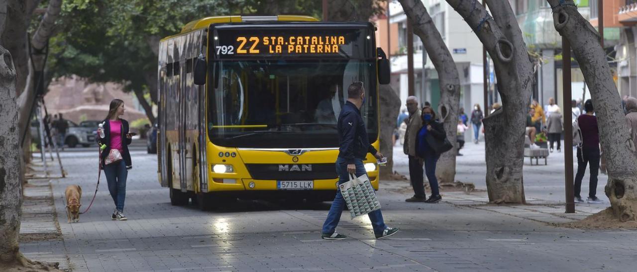 Una guagua circula por Las Palmas de Gran Canaria. | | ANDRÉS CRUZ