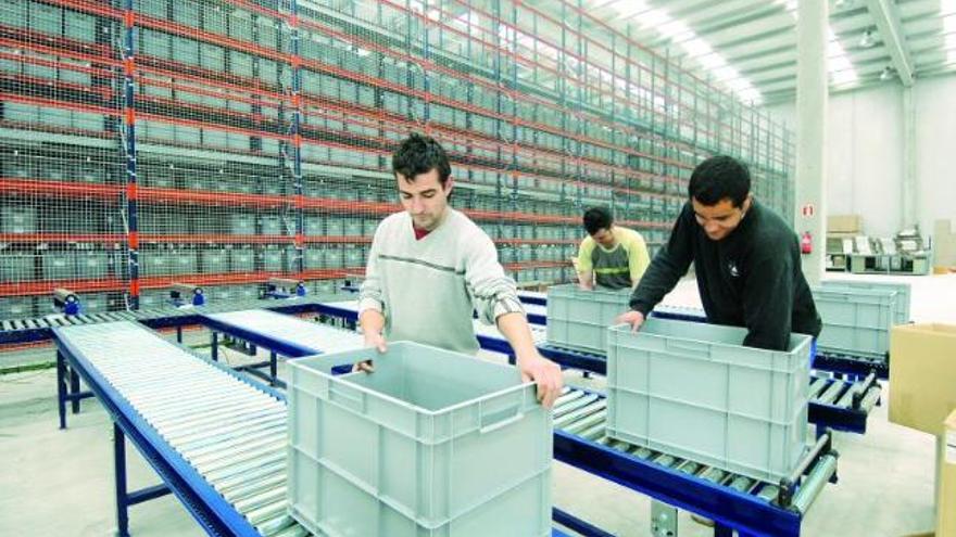 Operarios preparando el material en la nave de la empresa Menta y Limón, en Argame.