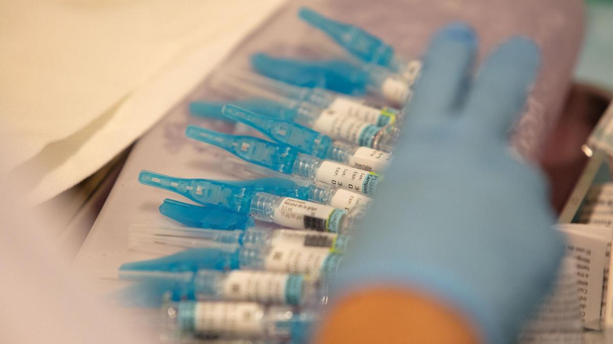 Vacunas preparadas en un centro de salud de Ibiza.