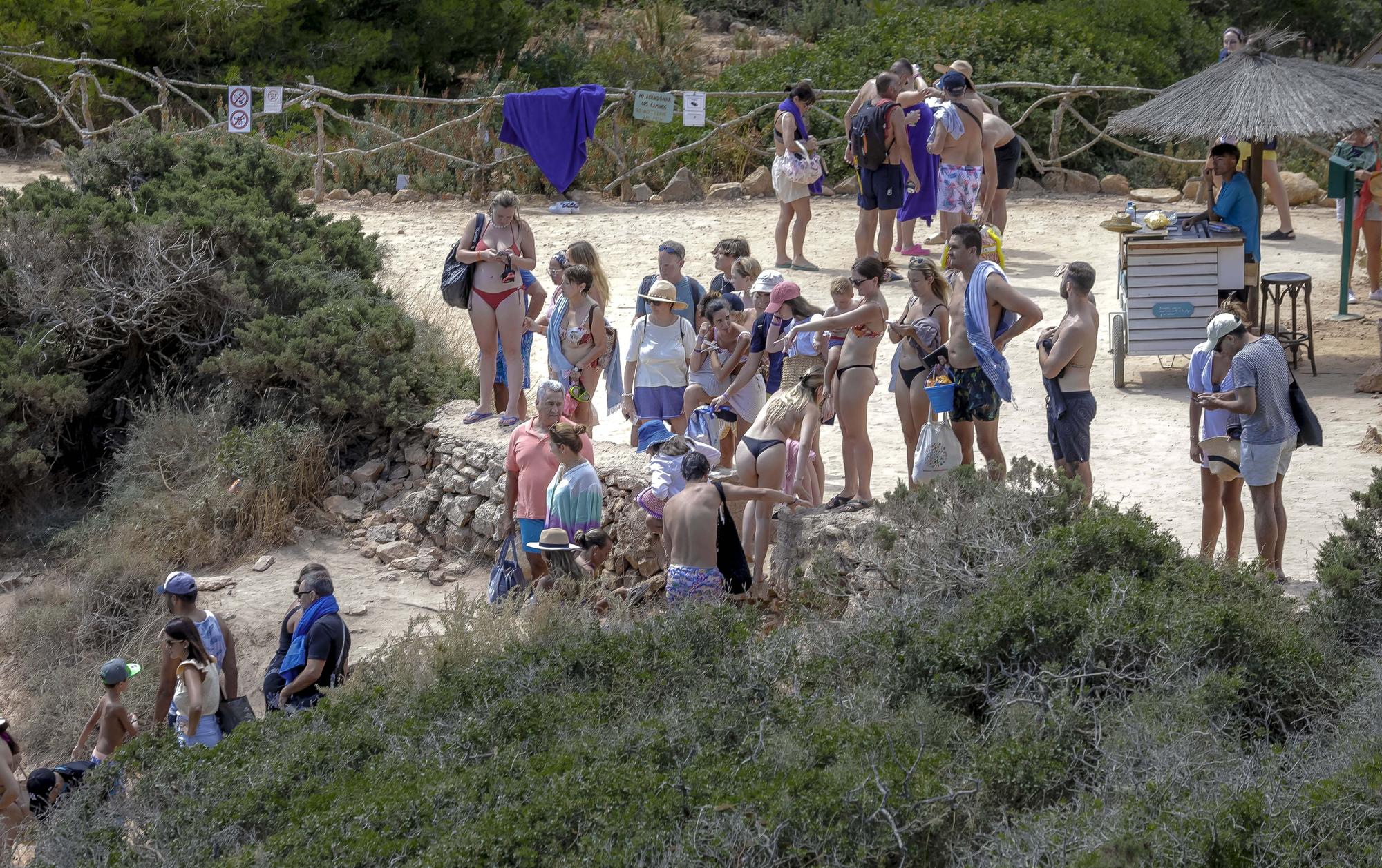 Fotos | El Caló des Moro, saturado de turistas