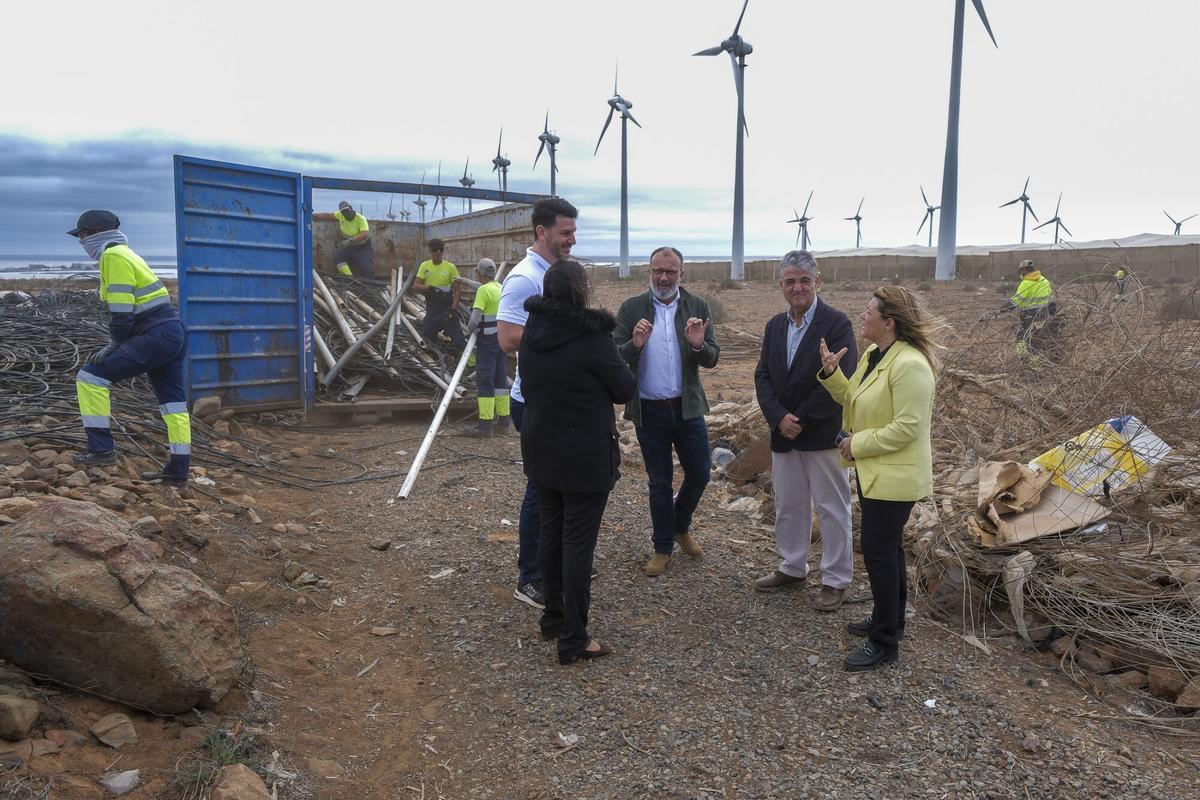 Retirada de invernaderos abandonados en el sureste de Gran Canaria