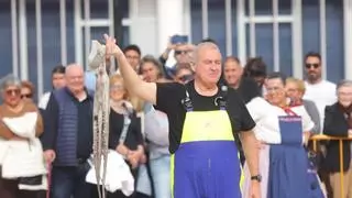 La subasta benéfica de 150 kilos de pescado en el Grau atrae a numeroso público a Escala a Castelló