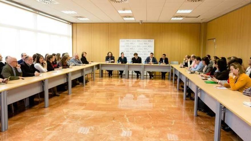 La reunión mantenida ayer entre Colomer y representantes de los destinos turísticos.