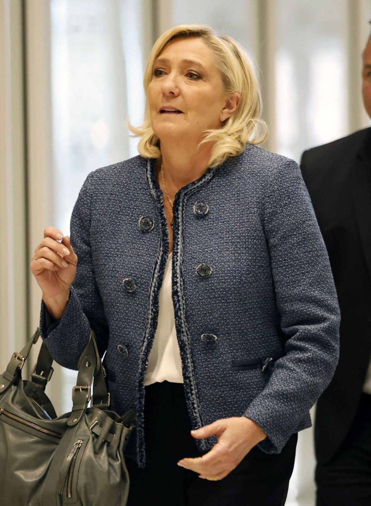La policia escorcolla la seu del partit de Le Pen per suposat finançament il·legal La policia escorcolla la seu del partit de Le Pen per suposat finançament il·legal