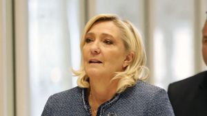 La policia escorcolla la seu del partit de Le Pen per suposat finançament il·legal